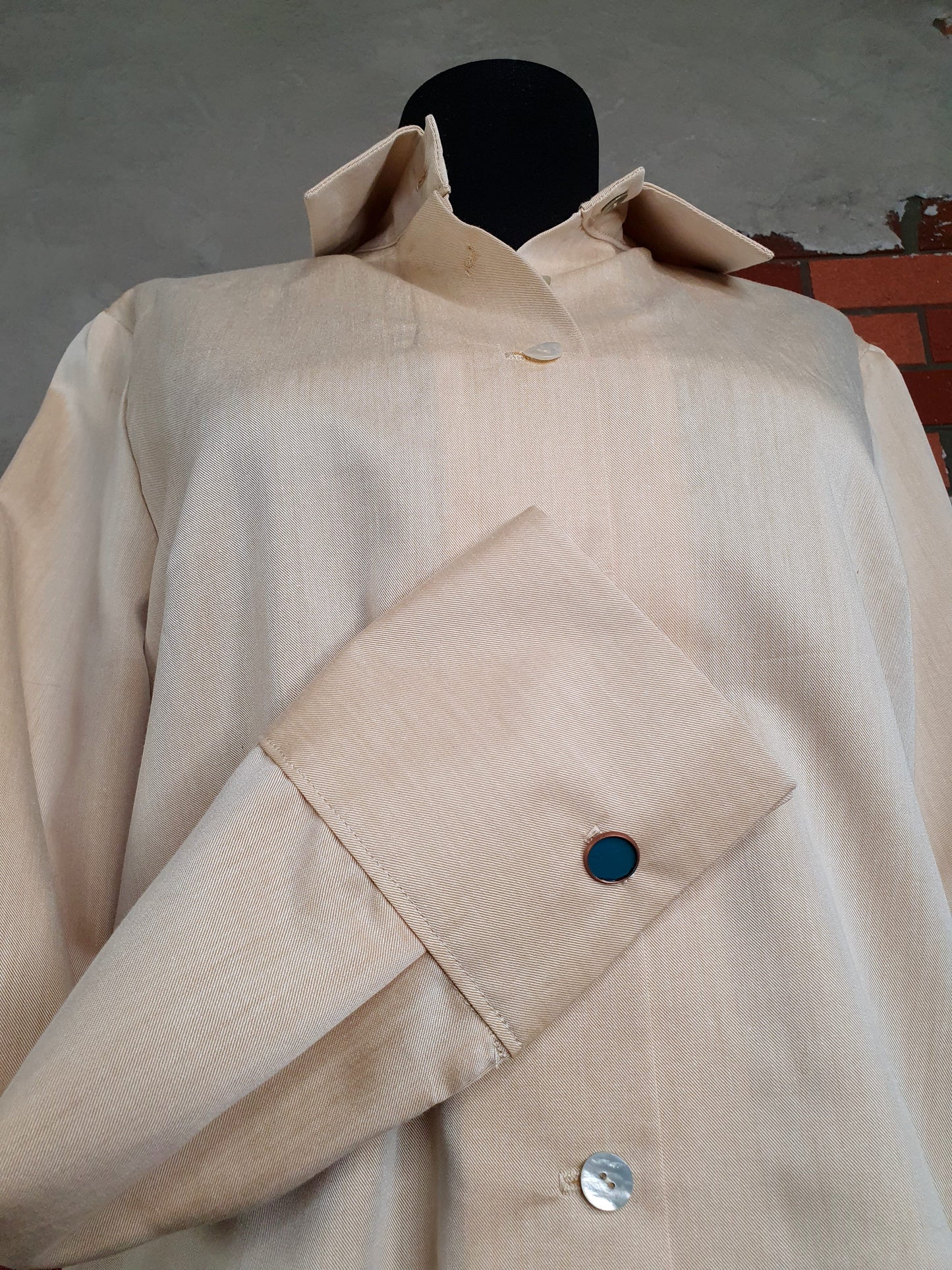 Camasa pictata manual; Spalare la 30 grade pe programul scurt, 800rpm