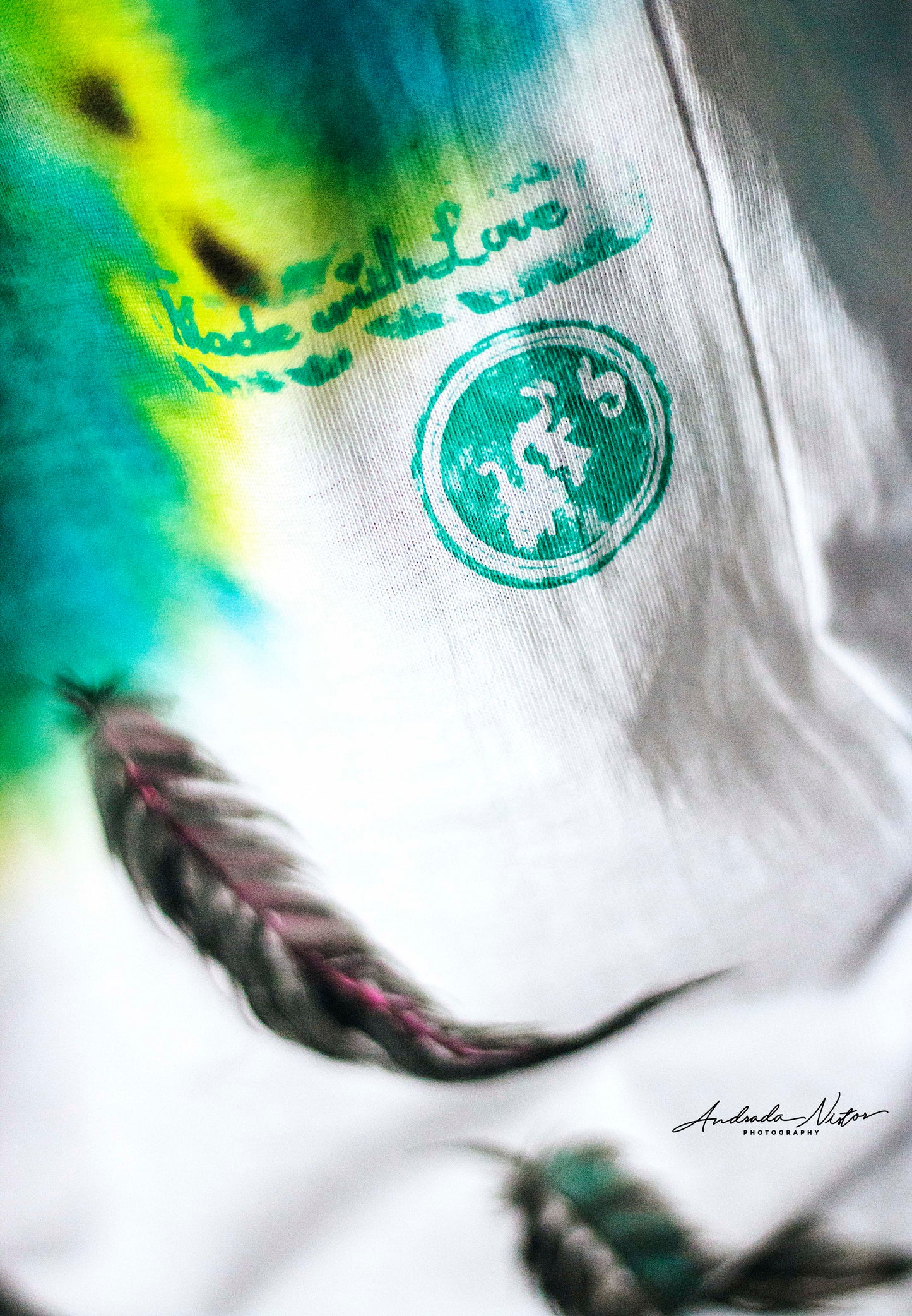 Tricou Colors & feathers